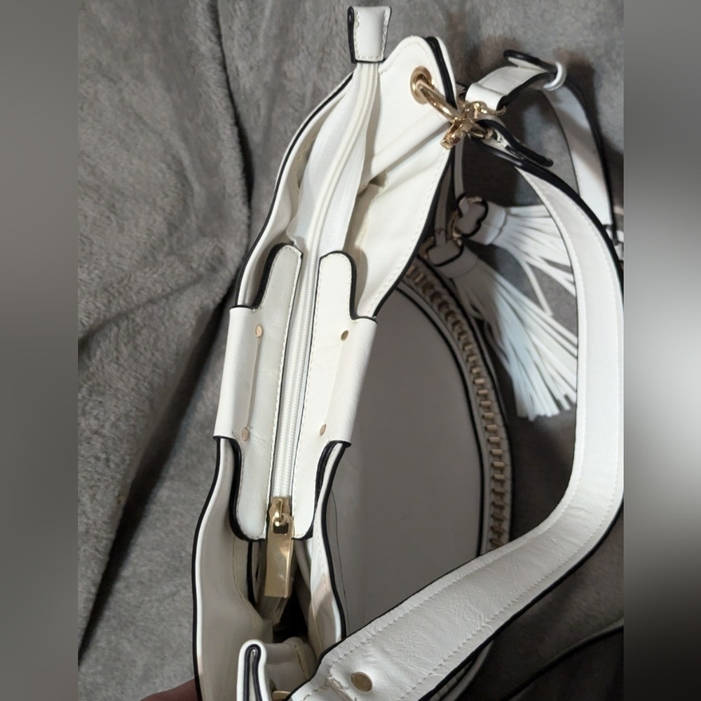 💥 CLEARANCE💥Large white shoulder bag, faux leather,excellent condition,tassels - Picture 14 of 16